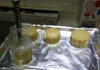 Cantonese-style Coconut Milk Fragrant Mooncakes recipe