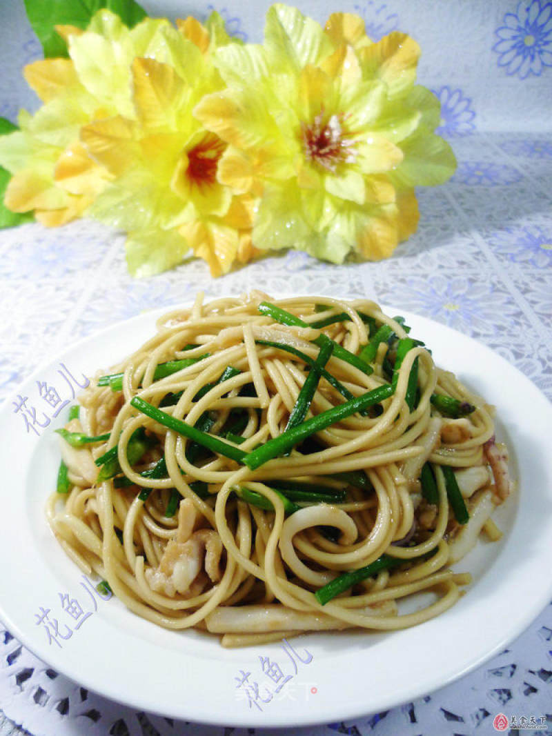 Fried Noodles with Chives and Fresh Squid
