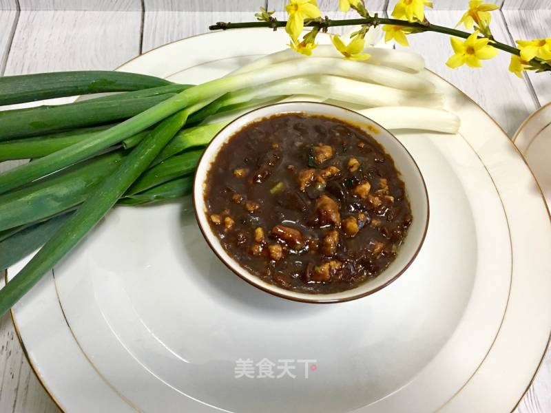 Spring Onion Dipped in Meat Sauce