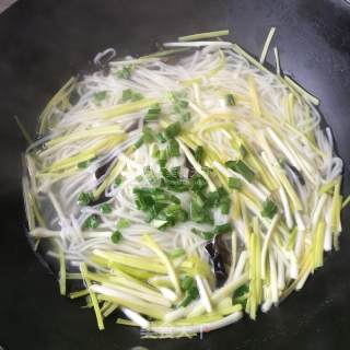 Simple and Nutritious-chinese Chive and Egg Noodle Soup recipe