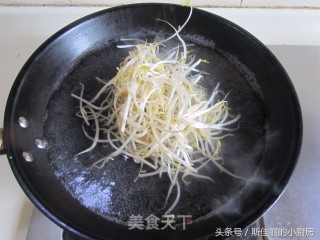 Spinach Noodles with Mushroom Meat Sauce recipe