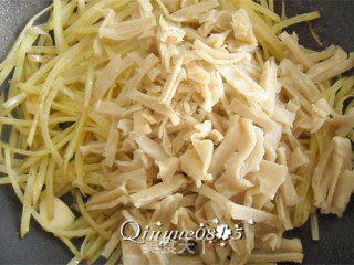 Stir-fried Noodles with Potato Shreds recipe