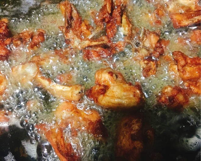 Deep-fried Chicken Bones at The Homemade Roadside Stall, The Ingredients are Simple and You Can Rest Assured recipe