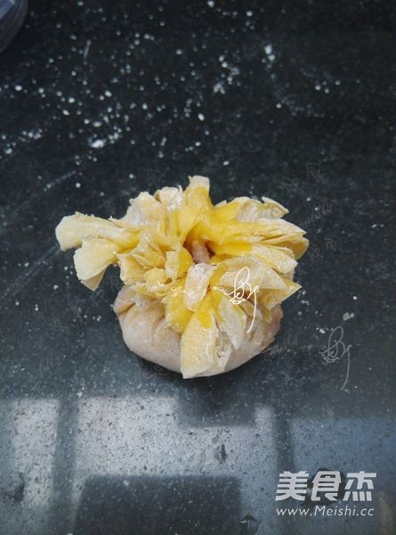 Steamed Dumplings with Egg Yolk and Chrysanthemum recipe