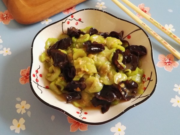 Stir-fried Loofah with Black Fungus recipe