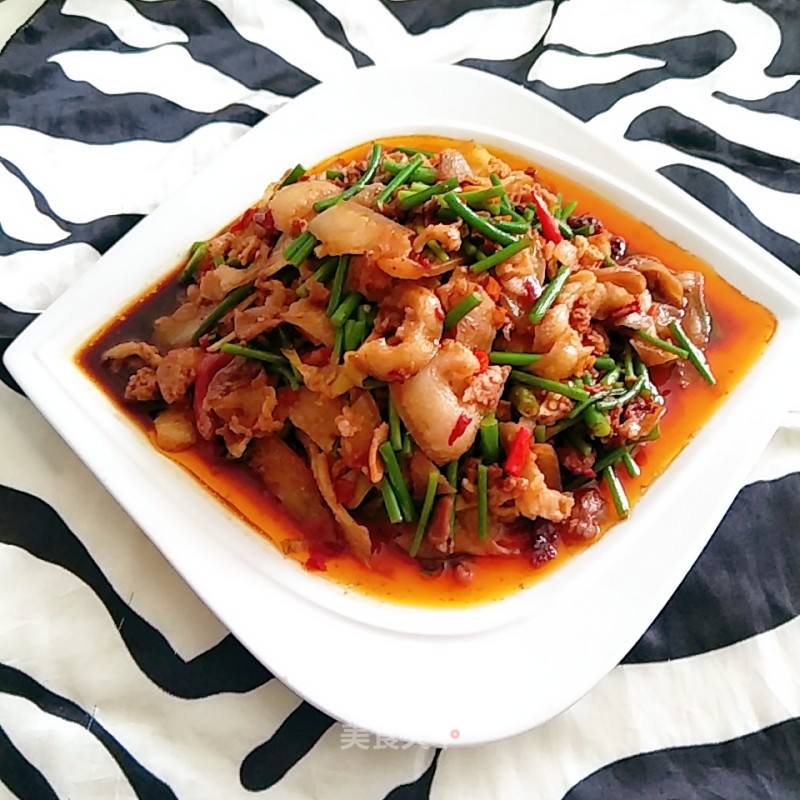 Stir-fried Pork Cheek with Garlic Sprouts recipe