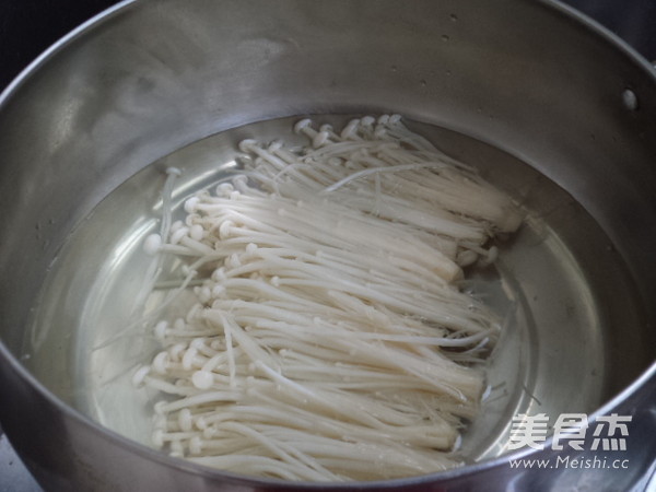 Black Bean Sprouts Mixed with Enoki Mushrooms recipe