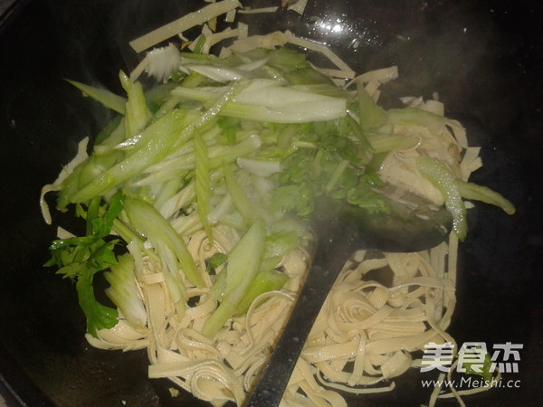 Celery Stir-fried Thousand Sheets recipe