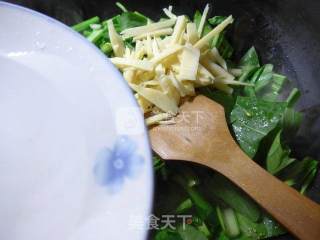 Stir-fried Rapeseed with Winter Bamboo Shoots recipe