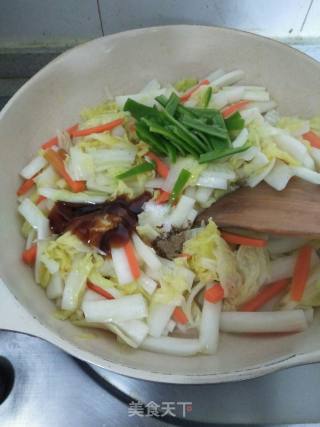 Stir-fried Cabbage with Carrots and Green Peppers recipe