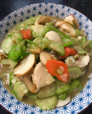 Loofah Stir-fried Conch Slices recipe