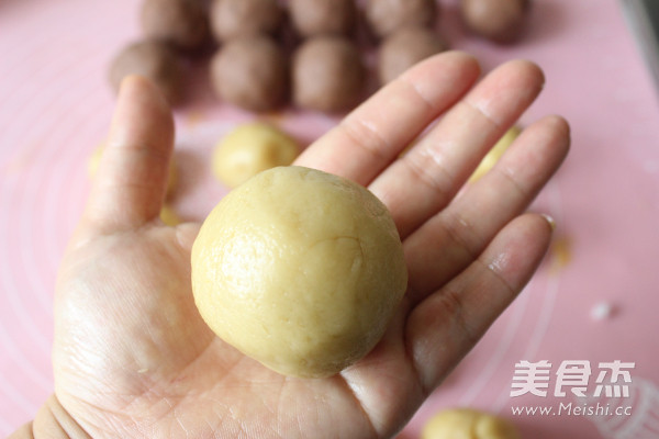 Mooncake with Lotus Seed Paste and Egg Yolk recipe