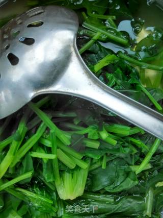Freshly Prepared Cold Dish at Noon: Spinach in Ginger Sauce; Refreshing Vegetable Dish: Stir-fried Shrimp Skin with Winter Melon recipe