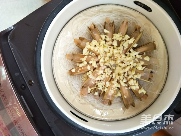 Fan Steamed Razor Clams recipe