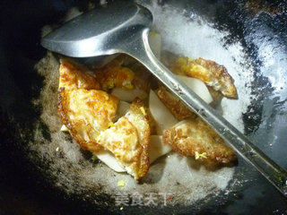 Stir-fried Lotus Leaf Egg with Oyster Mushroom and Garlic Sprouts recipe