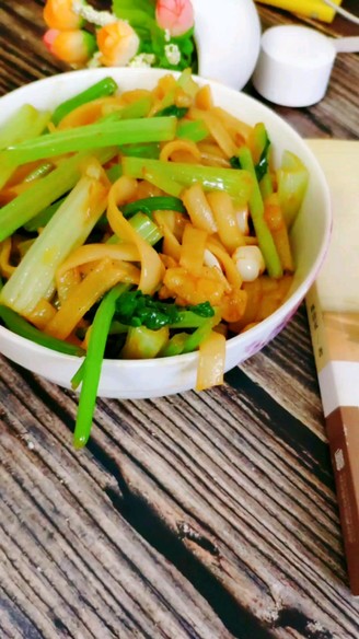 Stir-fried Hor Fun with Celery and Soy Sauce recipe