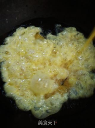 Scrambled Eggs with Garlic and Loofah recipe