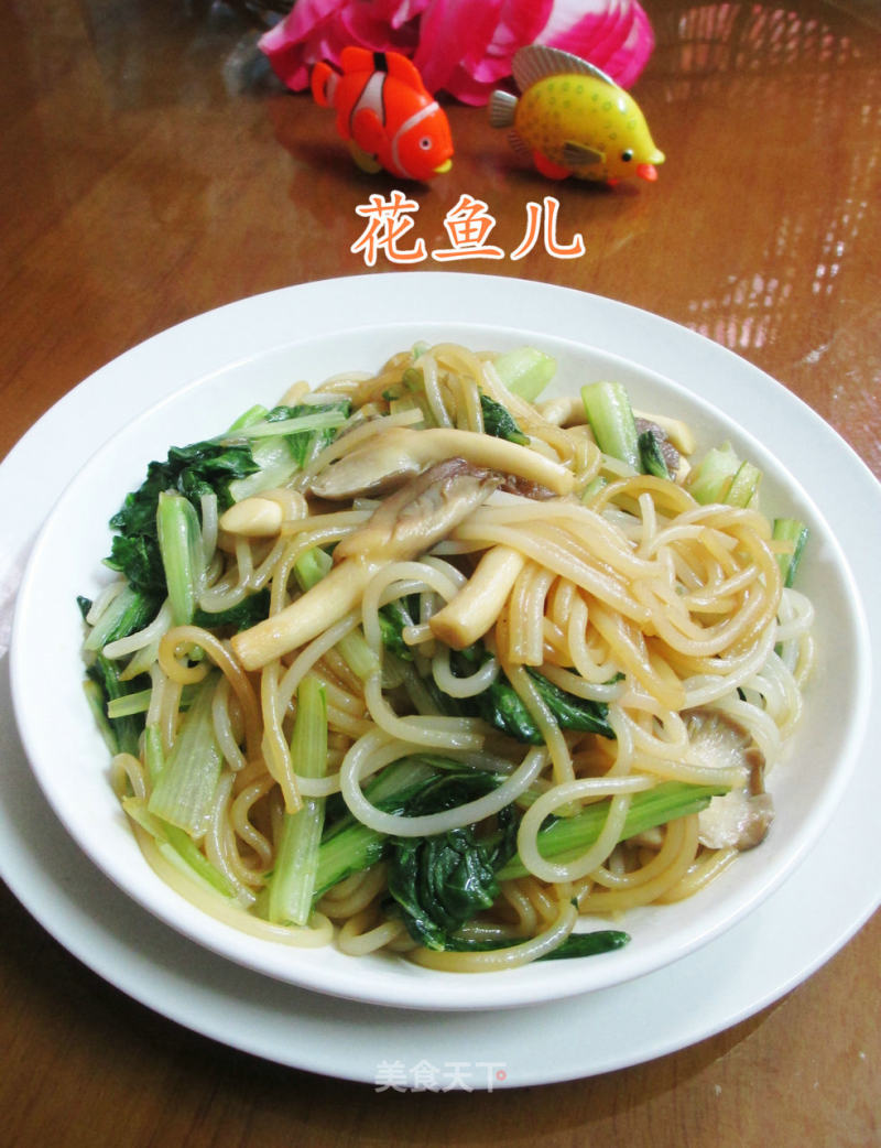 Stir-fried Rice Noodles with Xiuzhen Mushroom and Cabbage recipe