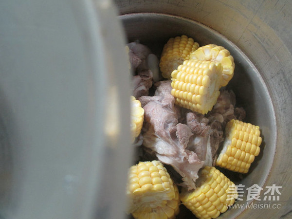 Loofah and Corn Tube Bone Soup recipe