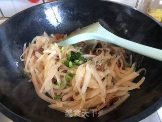 Stir-fried Shredded Radish with Lard Residue recipe