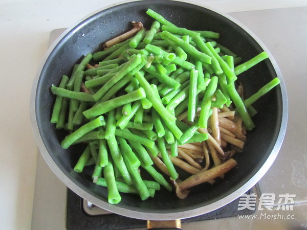 Stir-fried Beans with Tea Tree Mushroom recipe