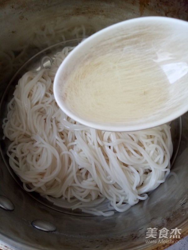 Bitter Chrysanthemum Sausage Noodles recipe