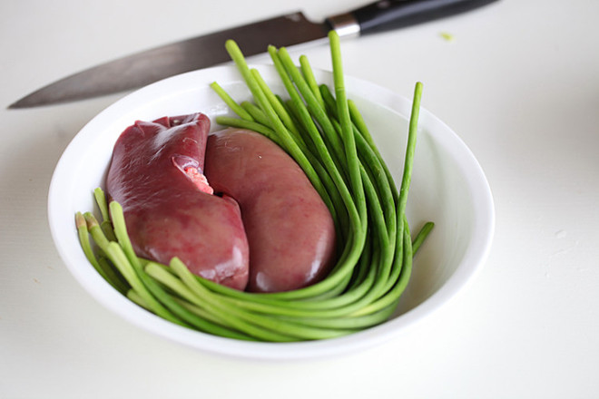 Stir-fried Kidney with Garlic Stalks recipe