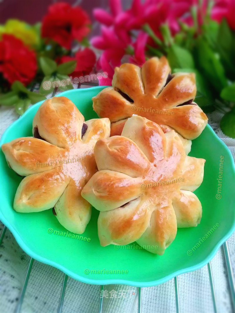 Hand Kneaded Bean Paste Flower Bread recipe