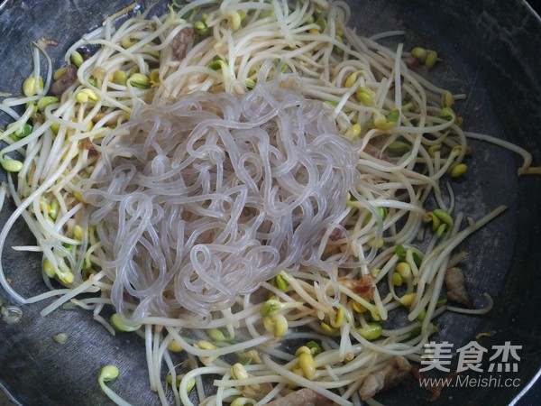 Fried Noodles with Soy Sprouts recipe