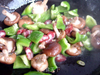 Stir-fried Sausage with Mushrooms and Green Peppers recipe