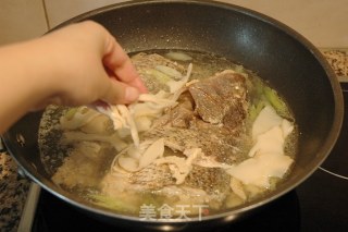 [zhejiang Cuisine] Soup is Delicious and Delicious Ningbo Flavor·yellow Croaker in Soup with Pickled Vegetables recipe