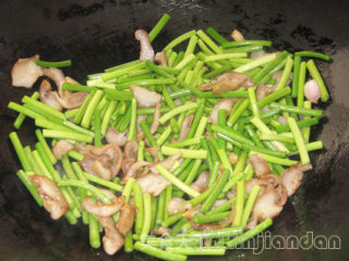 Stir-fried Pork Noodles with Garlic Heart recipe