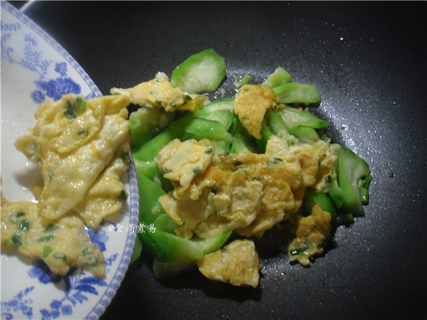 Scrambled Eggs with Loofah recipe