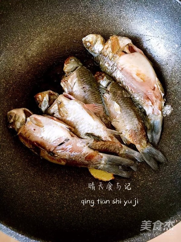 A Bowl of Delicious Crucian Carp Soup for Health in Spring! recipe