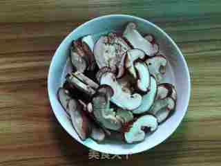 Bean Sprouts Mixed with Shiitake Mushrooms recipe