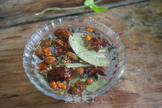 Spicy Stir-fried Pork Ears -------- Practice with Braised Pork Ears recipe