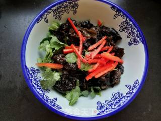 Coriander Mixed with Black Fungus recipe