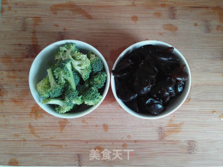 Chopped Pepper Fungus Mixed with Broccoli recipe