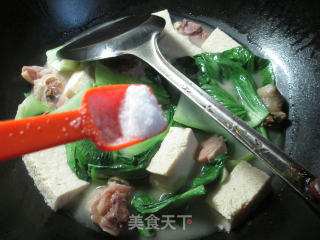 Boiled Frozen Tofu with Chicken Drumsticks in Green Vegetables recipe