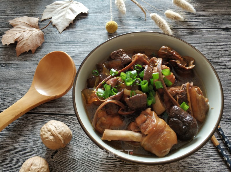 Braised Chicken Drumsticks with Agaricus and Tea Tree Mushroom recipe