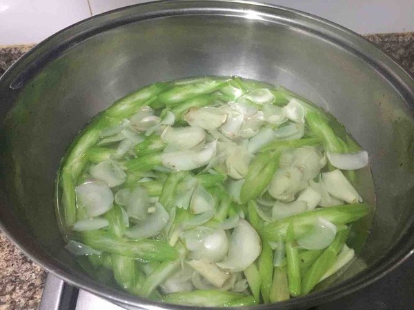 Stir-fried Cashew Nuts with Celery and Lily recipe