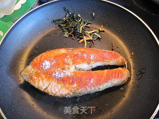 Fried Salmon with Basil recipe