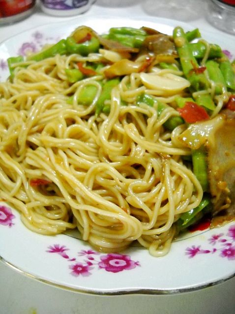 Braised Noodles with Sauce and Cowpeas recipe