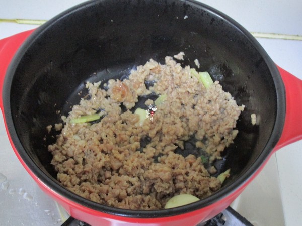 Clams with Minced Meat and Vermicelli in Clay Pot recipe