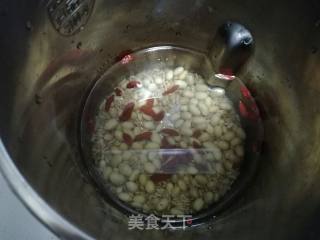 Oatmeal and Wolfberry Soy Milk recipe