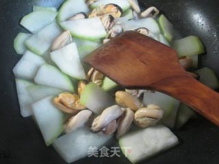 Stir-fried Pugua with Mussels recipe
