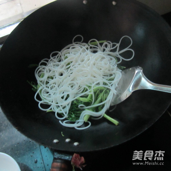 Stir-fried Noodles with Water Spinach recipe