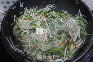 Stir-fried Mung Bean Sprouts with Leek recipe