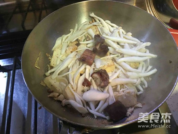 Braised Tofu with Crab Mushroom and Braised Pork recipe