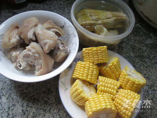 Corn Lamb's Tail Bamboo Shoots Trotters Soup recipe